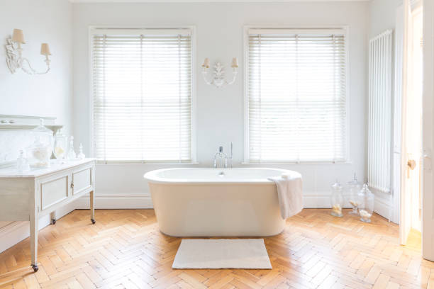 Décoration de salle de bain mêlant le moderne au vintage avec une baignoire îlot