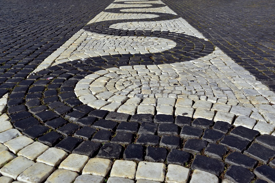 Pose de pavés originale pour créer une allée