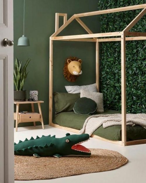 chambre-verte-jungle-nature-couleur-crocodile-lion-lampe-lit-bois